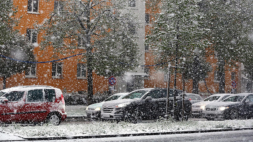 Schnee in München: Am Dienstag, genau zum Berufsverkehr, setzte das weiße Treiben ein.