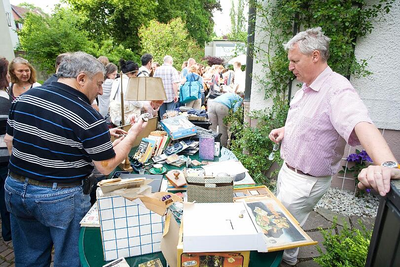 Blick hinter die Hausfassaden ins Grüne: der Gartenflohmarkt in Gern. Die Fotos.