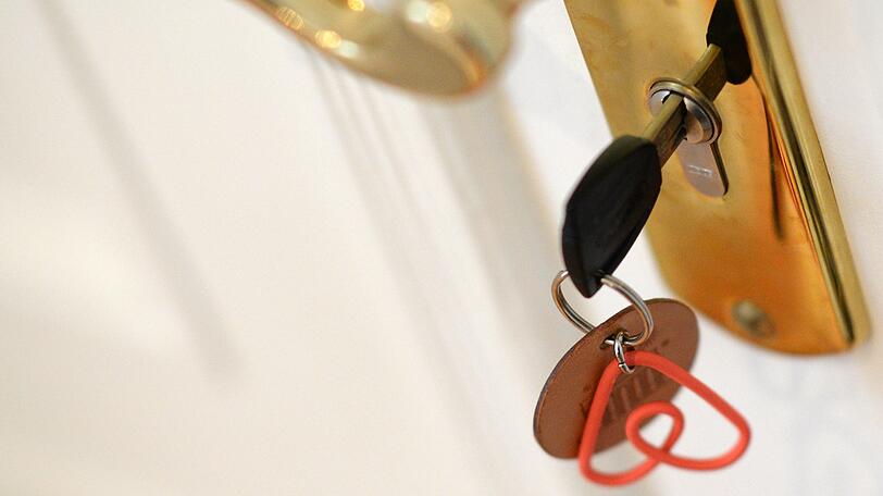 Die Online-Buchungsplattform Airbnb muss der Stadt München die Namen und Adressen von Anbietern illegal genutzter Ferienwohnungen preisgeben.