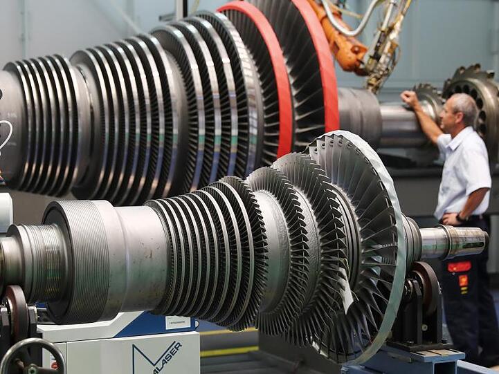 Eine offengelegte Dampfturbine liegt zur Wartung im Siemens Werk für Dampfturbinen-Service in Nürnberg (Bayern).