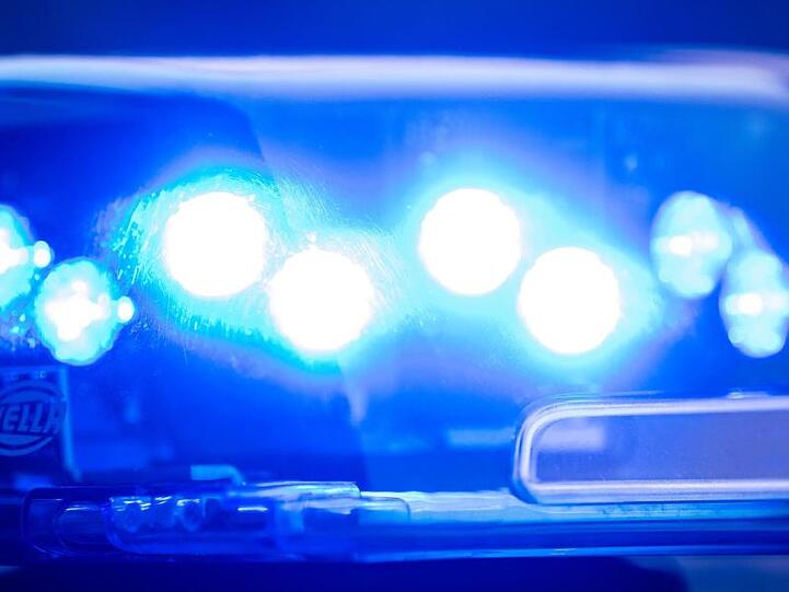 Ein Blaulicht leuchtet an einer Polizeistreife. Foto: Lino Mirgeler/dpa