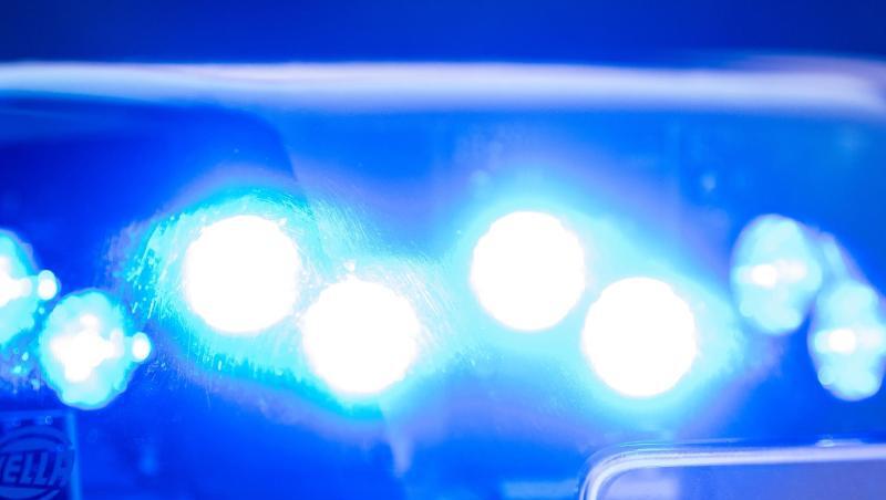 Ein Blaulicht leuchtet an einer Polizeistreife. Foto: Lino Mirgeler/dpa Ein Blaulicht leuchtet an einer Polizeistreife. Foto: Lino Mirgeler/dpa