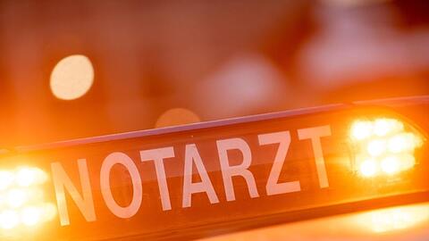 Zu dem Zusammenstoß mit einem Lastwagen kam es kurz vor der Anschlussstelle Holzkirchen in Richtung Salzburg, wie die Polizei mitteilte. (Symbolbild)
