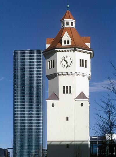 Der Wasserturm des ehemaligen SWM-Gaswerks, dahinter Uptown.