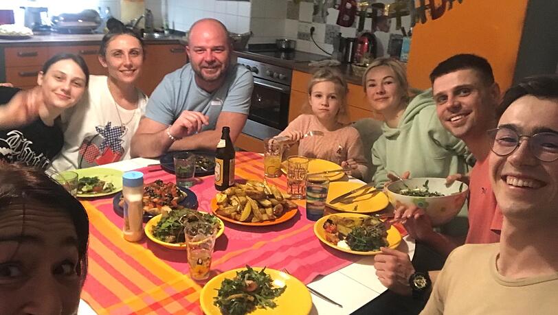 AZ-Redakteurin Irene Kleber (l.) mit Sohn Chris (r.) und ihrer Gästefamilie Lina, Tanya und Eugen (hinten links). Hier haben sie Verwandte eingeladen, die ebenfalls bei einer Familie ein privates Not-Obdach gefunden haben. Gekocht haben die Gäste - ukrainisch, natürlich.