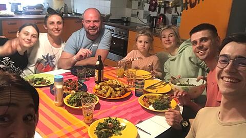 AZ-Redakteurin Irene Kleber (l.) mit Sohn Chris (r.) und ihrer Gästefamilie Lina, Tanya und Eugen (hinten links). Hier haben sie Verwandte eingeladen, die ebenfalls bei einer Familie ein privates Not-Obdach gefunden haben. Gekocht haben die Gäste - ukrainisch, natürlich.