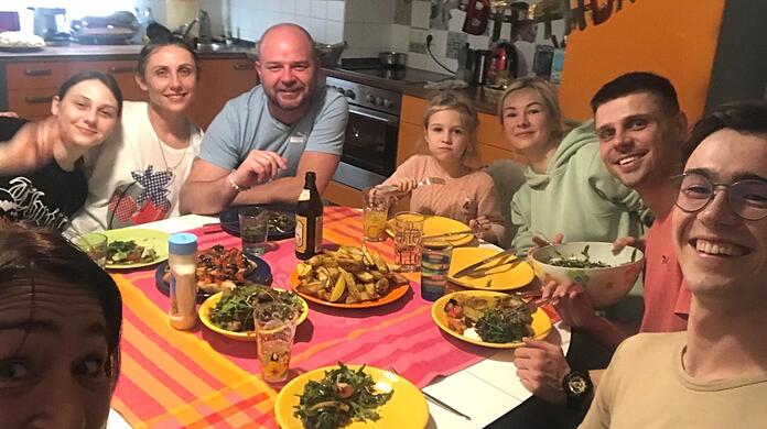AZ-Redakteurin Irene Kleber (l.) mit Sohn Chris (r.) und ihrer Gästefamilie Lina, Tanya und Eugen (hinten links). Hier haben sie Verwandte eingeladen, die ebenfalls bei einer Familie ein privates Not-Obdach gefunden haben. Gekocht haben die Gäste - ukrainisch, natürlich.