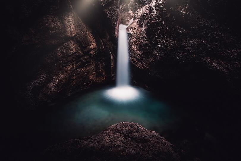Am Eingang der Almbachklamm bei Berchtesgaden befindet sich die älteste Marmorkugelmühle Deutschlands. Just aus diesem Marmor soll das Zwergenschloss im nahen Unterberg gebaut sein, dessen kleine Bewohner Spender von Glück und Wohlstand sind. Es geht auch die Sage, dass sie als "Untersberger Mandln" Kaiser Friedrich "Barbarossa" versorgen, der dort auf seine Auferstehung wartet.