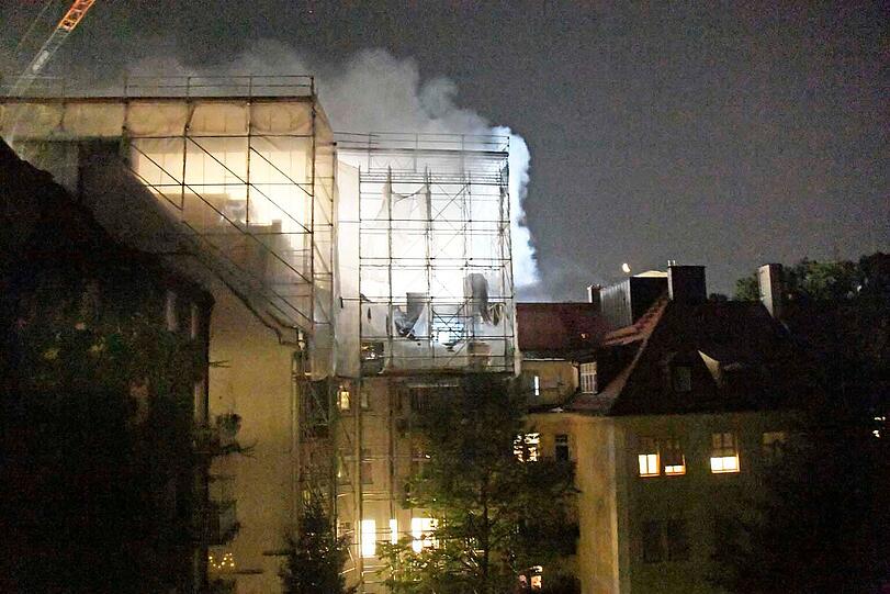 Der Sachschaden ist enorm, laut Feuerwehr bewegt er sich im unteren siebenstelligen Bereich.