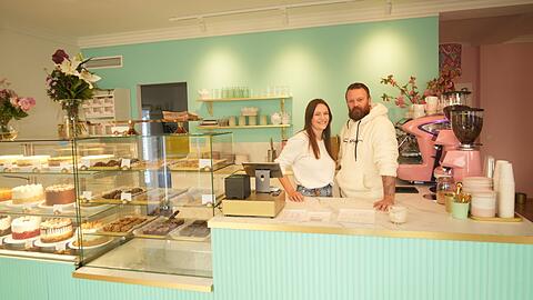 Besitzer des Life is Sweet Kevin Otto mit Betriebsleiterin Hannah Kettel. Pastellig und pink ist die Einrichtung in dem Café.
