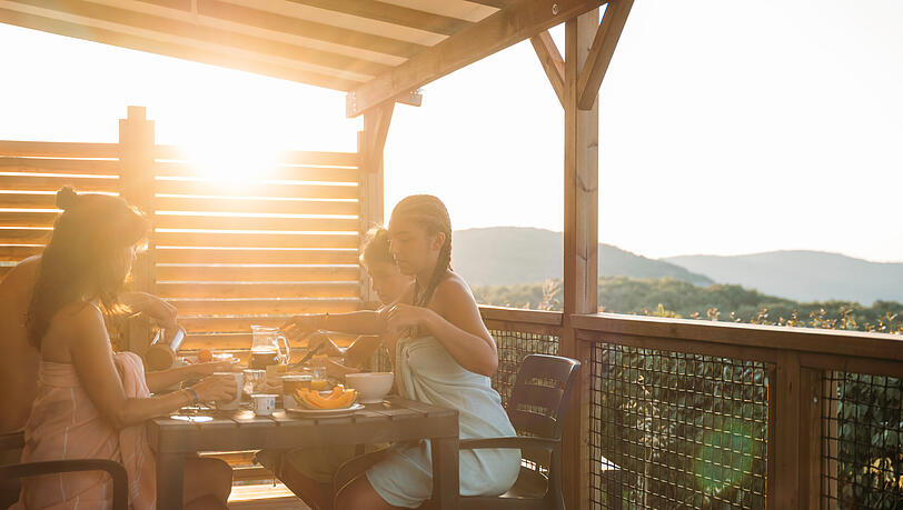 Gemeinsam essen, gemeinsam Zeit verbringen in La Sabli&egrave;re.
