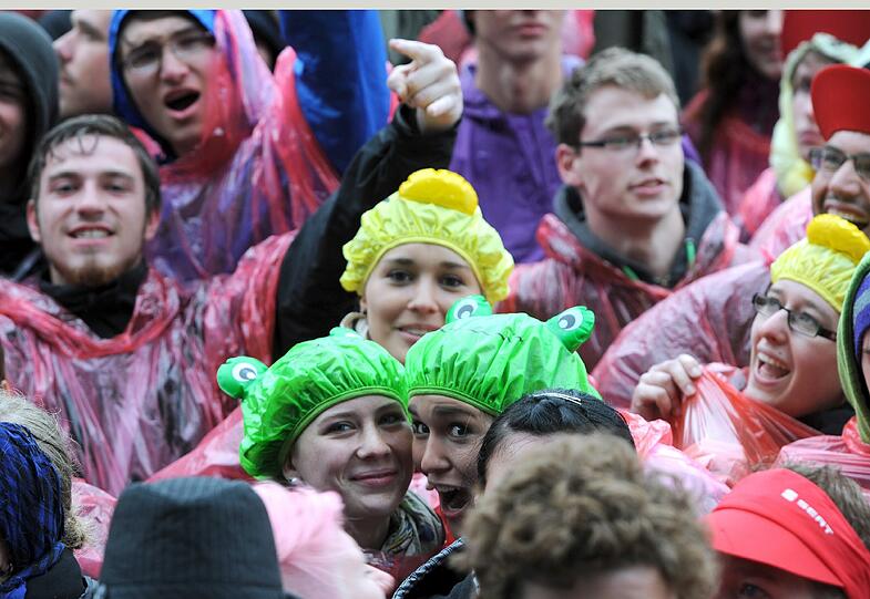 Die Fans lassen sich die Stimmung vom miesen Wetter nicht verderben.