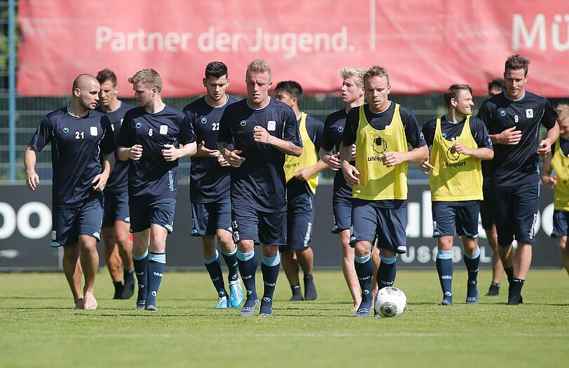 Strahlender Sonnenschein: Der TSV 1860 startet die Mission Aufstieg. Mit dabei: Die Neulöwen Daniel Adlung, Yannick Stark, Stephan Hain, Sebastian Hertner und Markus Schwabl. Die Bilder