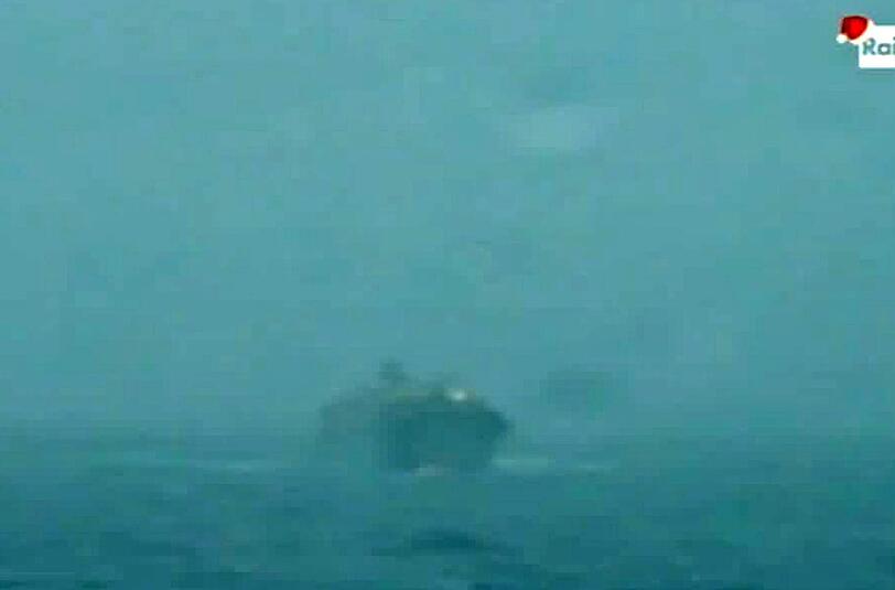 Das Bild des italienischen Senders RaiNews24 zeigt die manövrierunfähige Norman Atlantic im Mittelmeer.