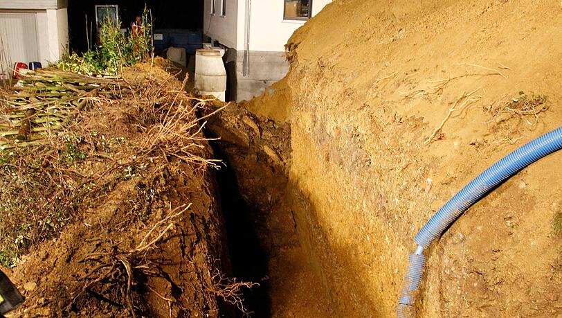 Der Bauarbeiter wurde in der Grube verschüttet. Für ihn kam jede Hilfe zu spät. Der Bauarbeiter wurde in der Grube verschüttet. Für ihn kam jede Hilfe zu spät.