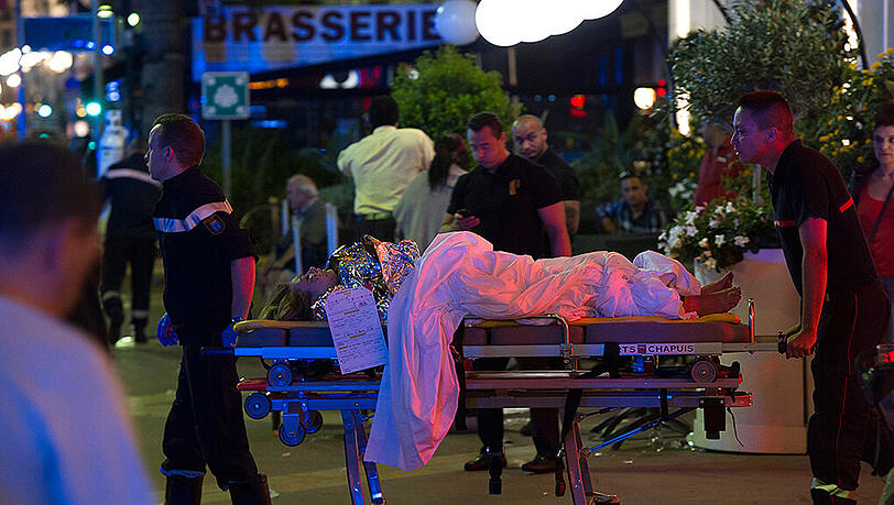 Mindestens 84 Menschen starben infolge des Anschlags in Nizza. Die Zahl der Verletzten steigt immer noch weiter an. Mindestens 84 Menschen starben infolge des Anschlags in Nizza. Die Zahl der Verletzten steigt immer noch weiter an.