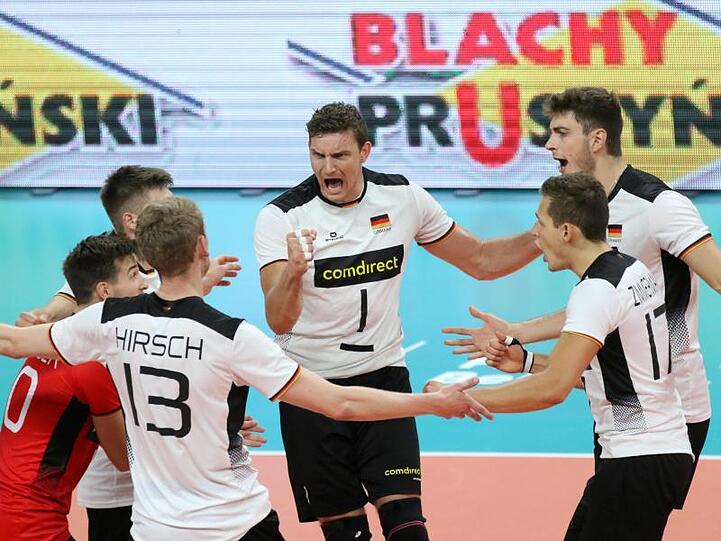 Erster Gruppensieg bei der EM: Die deutschen Volleyballer jubeln auf dem Spielfeld.