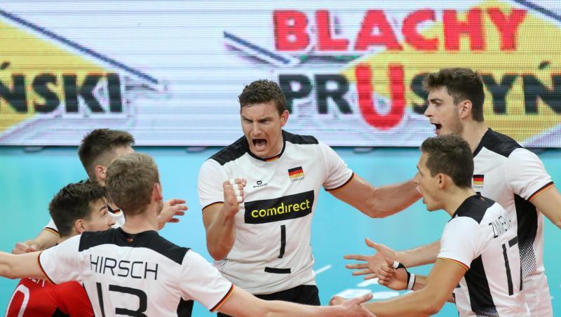Erster Gruppensieg bei der EM: Die deutschen Volleyballer jubeln auf dem Spielfeld. Erster Gruppensieg bei der EM: Die deutschen Volleyballer jubeln auf dem Spielfeld.