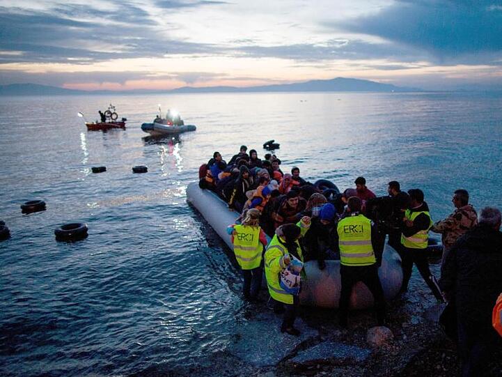 Das Foto aus dem Jahr 2016 zeigt Flüchtlinge, die in einem Schlauchboot aus der Türkei auf der griechischen Insel Lesbos ankommen.