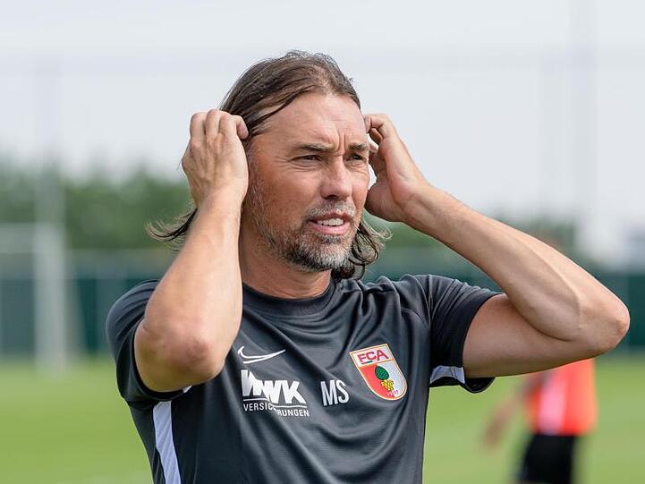 Martin Schmidt, Trainer des FC Augsburg, streicht seine Haare zurück. Foto: Matthias Balk/Archivbild