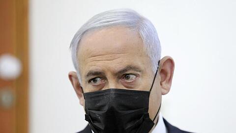 Benjamin Netanjahu nimmt in Jerusalem an einer Beweisanhörung in seinem Prozess wegen angeblicher Korruptionsverbrechen teil.