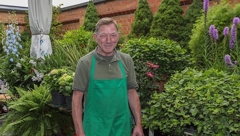 Peter Konrad Ihle steht in seinem "Blumenladen Abtei St. Bonifaz". Er kämpft mit massiven Umsatzeinbußen.