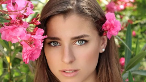 Während ihres dualen Studiums hat sich Stella mit Social Media und Influencer Marketing beschäftigt. Das kommt ihr als Influencerin sicher zugute – wie auch ihre Modelerfahrung.
Instagram: @stella_tiana Während ihres dualen Studiums hat sich Stella mit Social Media und Influencer Marketing beschäftigt. Das kommt ihr als Influencerin sicher zugute – wie auch ihre Modelerfahrung.
Instagram: @stella_tiana