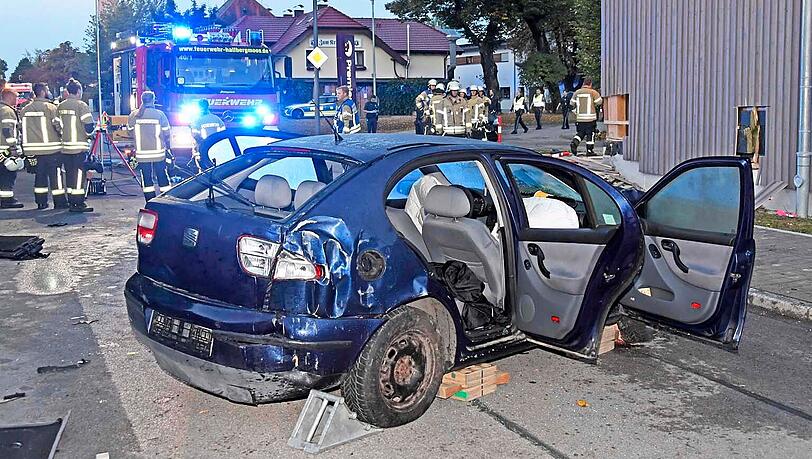 Der Seat steht nach dem Unfall vor dem Hotel.