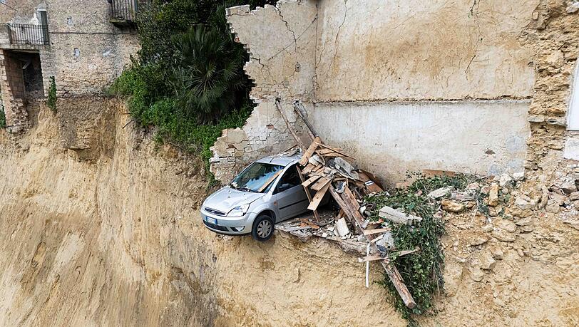 Mehrere H&auml;user in Niscemi stehen am Abgrund.
