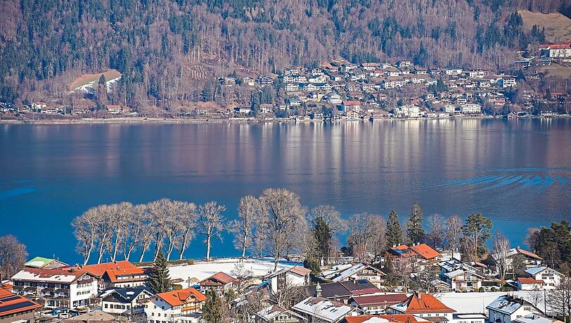 Der Blick &uuml;ber den Tegernsee von Bad Wiessee im Vordergrund bis nach Tegernsee am anderen Seeufer. Die Mieten sind rund um den See stark angestiegen - auch wegen der vielen Zweitwohnungen. Die aber stehen fast das ganze Jahr leer.