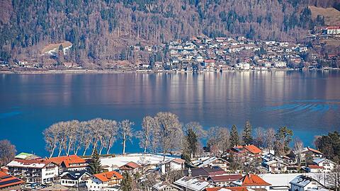 Der Blick &uuml;ber den Tegernsee von Bad Wiessee im Vordergrund bis nach Tegernsee am anderen Seeufer. Die Mieten sind rund um den See stark angestiegen - auch wegen der vielen Zweitwohnungen. Die aber stehen fast das ganze Jahr leer.