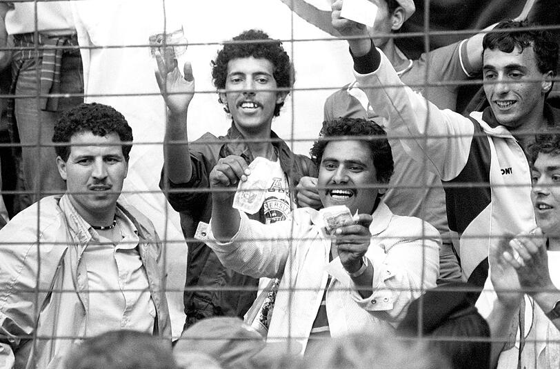 Algerische Fans zeigen Geldscheine WM-Gruppenspiel Deutschland - Österreich im Molinon-Stadion in Gijon Spanien. Deutschland führt früh mit 1:0. Beide Teams inszenieren bis zum Ende ein harmloses Ballgeschiebe, weil das frühe deutsche 1:0 beiden Seiten zum Einzug in die Finalrunde reicht, und Algerien damit ausgeschaltet ist.