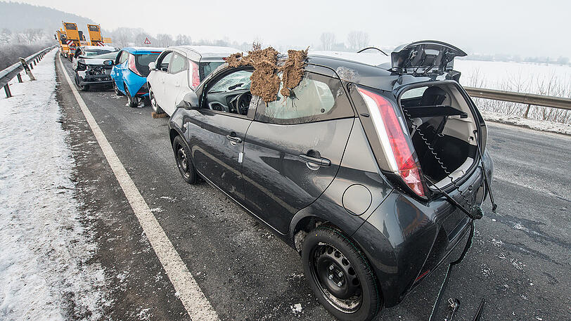 Bei dem Unfall entstand einiger Sachschaden: Elf Autos auf dem Autotransporter sind Schrott.