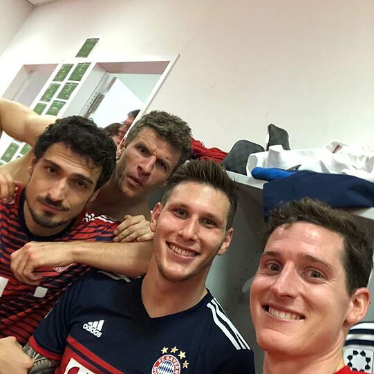 Mats Hummels, Thomas Müller, Niklas Süle und Sebastian Rudy feiern die Meisterschaft in der Kabine.