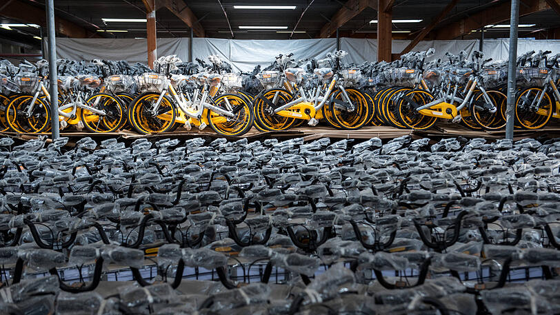 10.000 Fahrräder von OBike stehen in der Lagerhalle in Barsbüttel (Schleswig-Holstein).