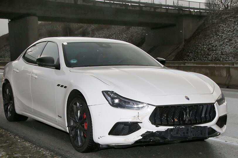 Ein Maserati ist auf der A94 ins Rutschen gekommen und in einen VW geschleudert.