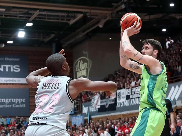 Würzburgs Cameron Wells und Achille Polonara von Dinamo Sassari (l-r.) im Zweikampf um den Ball. Foto: Daniel Karmann
