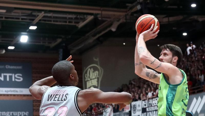 Würzburgs Cameron Wells und Achille Polonara von Dinamo Sassari (l-r.) im Zweikampf um den Ball. Foto: Daniel Karmann Würzburgs Cameron Wells und Achille Polonara von Dinamo Sassari (l-r.) im Zweikampf um den Ball. Foto: Daniel Karmann