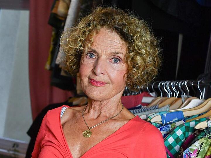 Die Schauspielerin Kathrin Ackermann steht fest auf der Erde.