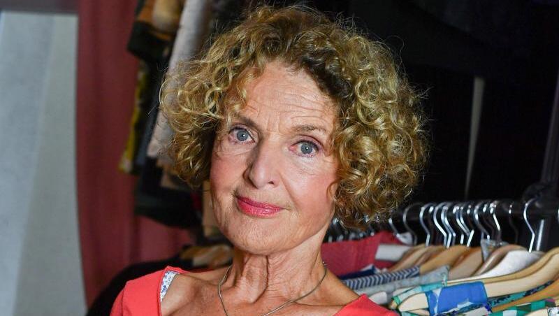 Die Schauspielerin Kathrin Ackermann steht fest auf der Erde. Die Schauspielerin Kathrin Ackermann steht fest auf der Erde.