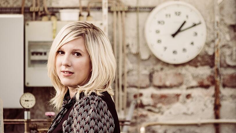 Diesmal ist nix selbstgebastelt, wie es hier den Anschein hat. Dafür gießt Claudia Koreck mal wieder viel Herzblut in die Songs, die sie covert.