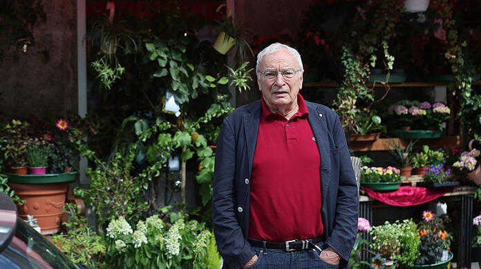Uwe Timm bei sich daheim im Lehel vor einem Blumenladen. Er mag das Viertel gerne – trotz allem.