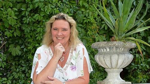 "Ich bin heilfroh, dass die zwei Krebsherde so schnell ans Licht kamen": Kerstin Schreyer beim AZ-Interview im Garten des Hotels Opera im Lehel.