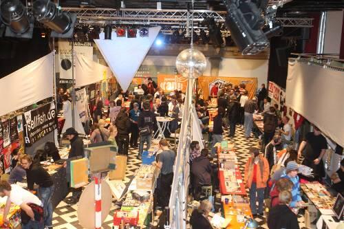 Flohmarkt-Treiben unter der Glitzerkugel: Im Saal des E-Werks präsentierten sich zwei Tage lang Plattenlabels, Veranstalter und Radiosender.
