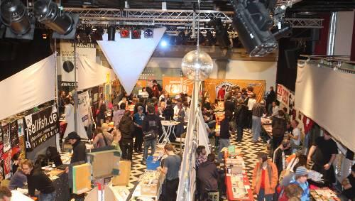 Flohmarkt-Treiben unter der Glitzerkugel: Im Saal des E-Werks präsentierten sich zwei Tage lang Plattenlabels, Veranstalter und Radiosender. Flohmarkt-Treiben unter der Glitzerkugel: Im Saal des E-Werks präsentierten sich zwei Tage lang Plattenlabels, Veranstalter und Radiosender.