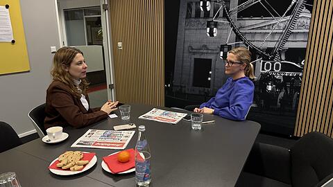 Jamila Schäfer (l.) im Gespräch mit Politik-Redakteurin Heidi Geyer.