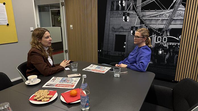 Jamila Schäfer (l.) im Gespräch mit Politik-Redakteurin Heidi Geyer.