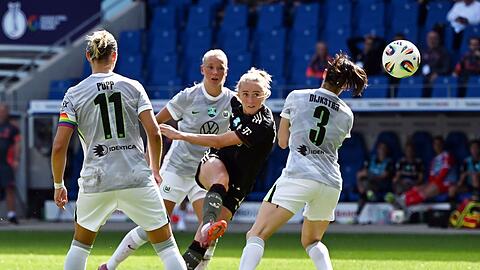 Der Klassiker des deutschen Frauenfußballs: Bayern München gegen den VfL Wolfsburg - hier beim Supercup-Finale im August.