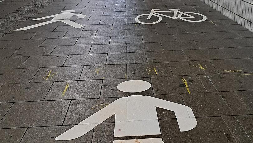 Schon jetzt gilt: Rechtlich gesehen ist der Bereich in der Unterführung ein Gehweg mit dem Zusatzzeichen "Radverkehr frei". Das heißt, dass Radfahrer auf diesen Flächen "zu Gast" sind und auf Fußgänger Rücksicht nehmen müssen. Schon jetzt gilt: Rechtlich gesehen ist der Bereich in der Unterführung ein Gehweg mit dem Zusatzzeichen "Radverkehr frei". Das heißt, dass Radfahrer auf diesen Flächen "zu Gast" sind und auf Fußgänger Rücksicht nehmen müssen.