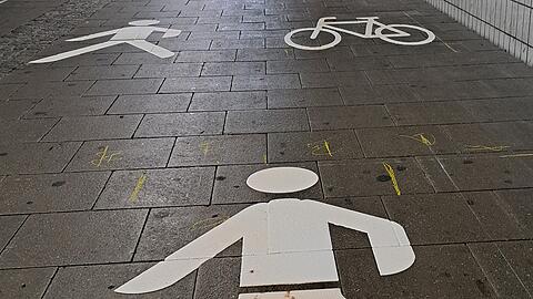 Schon jetzt gilt: Rechtlich gesehen ist der Bereich in der Unterf&uuml;hrung ein Gehweg mit dem Zusatzzeichen "Radverkehr frei". Das hei&szlig;t, dass Radfahrer auf diesen Fl&auml;chen "zu Gast" sind und auf Fu&szlig;g&auml;nger R&uuml;cksicht nehmen m&uuml;ssen.